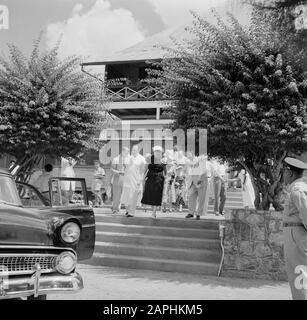 Niederländische Antillen und Suriname zum Zeitpunkt des königlichen Besuchs von Königin Juliana und Prinz Bernhard im Jahr 1955 Beschreibung: Die Königin verlässt das Krankenhaus in Julianadorp Datum: 1. Oktober 1955 Ort: Julianadorp, Suriname Schlüsselwörter: Autos, Besuche, Königinnen, Krankenhäuser persönlicher Name: Juliana, Königin der Niederlande Stockfoto