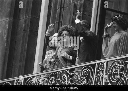 Prinsjesdag, Eröffnung der Staten-General-Beschreibung: Die königliche Familie auf dem Balkon des lange Voorhout Palace Datum: 18. September 1979 Ort: Den Haag, Zuid-Holland Schlüsselwörter: Balkone, Königinnen, Fürsten, Prinzessinnen persönlicher Name: Beatrix, Prinzessin, Bernhard, Fürst, Juliana, Königin, Margrit, Fürstin Name: States-General Stockfoto
