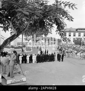 Niederländische Antillen und Suriname zur Zeit des königlichen Besuches von Königin Juliana und Prinz Bernhard im Jahr 1955 Beschreibung: Der königliche Festzug auf dem Weg zum Denkmal für Die Gefallenen. Im Vordergrund ein Team der Suriname Film Group Datum: 28. Oktober 1955 Ort: Paramaribo, Suriname Schlüsselwörter: Besuche, Film, Königinnen, Soldaten, Denkmäler persönlicher Name: Bernhard, Prinz, Juliana, Königin Stockfoto