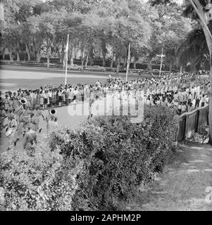 Niederländische Antillen und Suriname zur Zeit des königlichen Besuches von Königin Juliana und Prinz Bernhard im Jahr 1955 Beschreibung: Der königliche Festzug auf dem Weg zum Denkmal zum Gefallenen Datum: 28. Oktober 1955 Ort: Paramaribo, Suriname Schlüsselwörter: Besuche, Königinnen, Matrosen, Militär, Musik Stockfoto