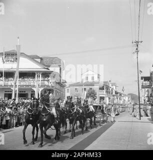 Niederländische Antillen und Suriname zum Zeitpunkt des königlichen Besuchs von Königin Juliana und Prinz Bernhard im Jahr 1955 Beschreibung: Der königliche Festzug auf dem Weg zum Ministerium für Allgemeine Angelegenheiten Datum: 28. Oktober 1955 Ort: Paramaribo, Suriname Schlüsselwörter: Besuche, Königinnen, Soldaten, Stadtbilder Stockfoto