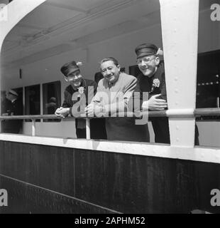 Reportage Eppo Doeve Beschreibung: Der Künstler Eppo Doeve an Bord in Harwich mit zwei Gorselse Bauerntänzern Datum: Juli 1954 Ort: England, Großbritannien, Harwich Schlüsselwörter: Häfen, traditionelle Kosten, Reisende, Schiffe persönlicher Name: Doeve, Eppo Stockfoto