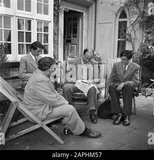 Reportage Eppo Doeve Beschreibung: The Artist Eppo Doeve in the Garden of the Old Lodge in Terlow (Buckinghamshire) with the family Martineau Datum: Juli 1954 Ort: Great Britain Schlüsselwörter: Stickereien, Exterieur, Herren, Terraces persönlicher Name: Doeve, Eppo, Martineau, J. Stockfoto