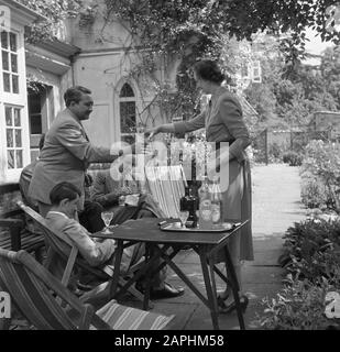 Reportage Eppo Doeve Beschreibung: The Artist Eppo Doeve in the Garden of the Old Lodge in Terlow (Buckinghamshire) with the family Martineau Datum: Juli 1954 Ort: Great Britain Schlüsselwörter: Stickereien, Exterieur, Herren, Terrassen, Damen persönlicher Name: Doeve, Eppo, Martineau, J. Stockfoto