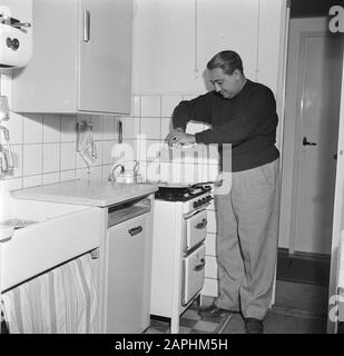 Reportage Eppo Doeve Beschreibung: Der Künstler Eppo Doeve backt ein Ei in seiner Küche Datum: August 1954 Ort: Amsterdam, Noord-Holland Schlüsselwörter: Eier, Küchen, Bratpfannen, Wohnungen persönlicher Name: Doeve, Eppo Stockfoto