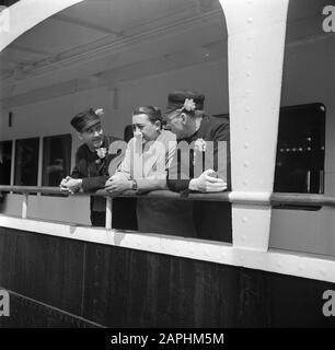 Reportage Eppo Doeve Beschreibung: Der Künstler Eppo Doeve an Bord in Harwich mit zwei Gorselse Bauerntänzern Datum: Juli 1954 Ort: England, Großbritannien, Harwich Schlüsselwörter: Häfen, traditionelle Kosten, Reisende, Schiffe persönlicher Name: Doeve, Eppo Stockfoto