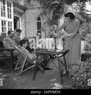 Reportage Eppo Doeve Beschreibung: The Artist Eppo Doeve in the Garden of the Old Lodge in Terlow (Buckinghamshire) with the family Martineau Datum: Juli 1954 Ort: Great Britain Schlüsselwörter: Stickereien, Exterieur, Herren, Terrassen, Damen persönlicher Name: Doeve, Eppo, Martineau, J. Stockfoto