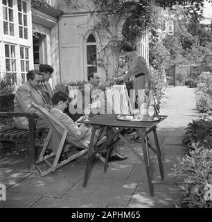 Reportage Eppo Doeve Beschreibung: The Artist Eppo Doeve in the Garden of the Old Lodge in Terlow (Buckinghamshire) with the family Martineau Datum: Juli 1954 Ort: Great Britain Schlüsselwörter: Stickereien, Exterieur, Herren, Terrassen, Damen persönlicher Name: Doeve, Eppo, Martineau, J. Stockfoto