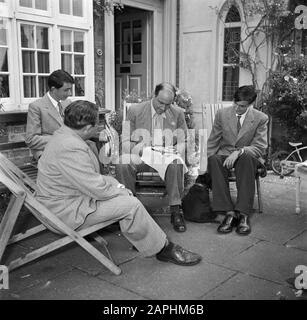Reportage Eppo Doeve Beschreibung: The Artist Eppo Doeve in the Garden of the Old Lodge in Terlow (Buckinghamshire) with the family Martineau Datum: Juli 1954 Ort: Great Britain Schlüsselwörter: Stickereien, Exterieur, Herren, Terraces persönlicher Name: Doeve, Eppo, Martineau, J. Stockfoto