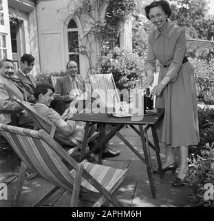 Reportage Eppo Doeve Beschreibung: The Artist Eppo Doeve in the Garden of the Old Lodge in Terlow (Buckinghamshire) with the family Martineau Datum: Juli 1954 Ort: Great Britain Schlüsselwörter: Stickereien, Exterieur, Herren, Terrassen, Damen persönlicher Name: Doeve, Eppo, Martineau, J. Stockfoto