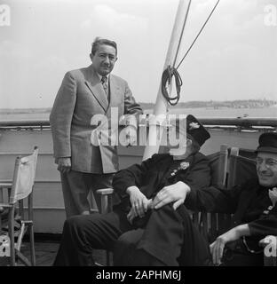 Reportage Eppo Doeve Beschreibung: Der Künstler Eppo Doeve an Bord in Harwich mit zwei Gorselse Bauerntänzern Datum: Juli 1954 Ort: England, Großbritannien, Harwich Schlüsselwörter: Deckstühle, Kostümkosten, Reisende, Schiffe persönlicher Name: Doeve, Eppo Stockfoto