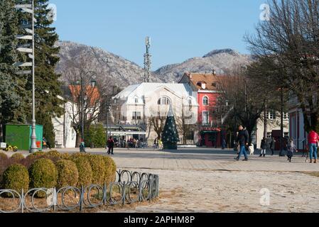 Cetinje, Montenegro - 13. Januar 2020: Alte Fußgängerzone in der Stadt Stockfoto
