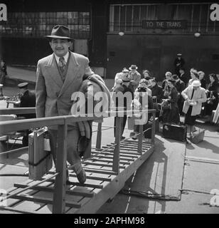 Reportage Eppo Doeve Beschreibung: The Artist Eppo Doeve on the Ferry Ganway in Harwich Port Datum: Juli 1954 Standort: England, Großbritannien, Harwich Keywords: Hafenpersonal, Häfen, Gehwege, Reisende, Schiffe persönlicher Name: Doeve, Eppo Stockfoto