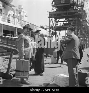 Reportage Eppo Doeve Beschreibung: The Artist Eppo Doeve at Parkeston Quay in Harwich Port Datum: Juli 1954 Ort: England, Großbritannien, Harwich Schlüsselwörter: Hafenpersonal, Häfen, Schiffe Personenname: Doeve, Eppo Stockfoto