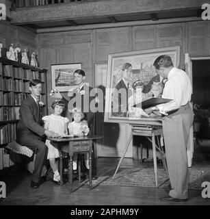 Reportage Eppo Doeve Beschreibung: Der Künstler Eppo Doeve malt die Kinder der Martineau Familie, Old Lodge in Terlow (Buckinghamshire) Datum: Juli 1954 Ort: Großbritannien Schlüsselwörter: Herren, Landhäuser, Mädchen, Gemälde, Maler persönlicher Name: Doeve, Eppo, Martineau, J. Stockfoto