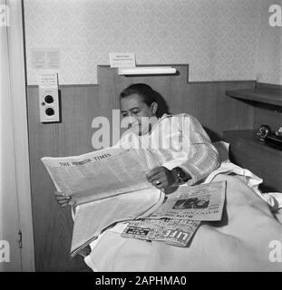Reportage Eppo Doeve Beschreibung: Der Künstler Eppo Doeve liest Zeitungen im Bett des Green Park Hotel in London Datum: Juli 1954 Ort: England, London Schlüsselwörter: Betten, Hotels, Zeitungen, persönlichen Namen lesen: Doeve, Eppo Stockfoto