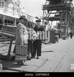 Reportage Eppo Doeve Beschreibung: The Artist Eppo Doeve at Parkeston Quay in Harwich Port Datum: Juli 1954 Ort: England, Großbritannien, Harwich Schlüsselwörter: Hafenpersonal, Häfen, Schiffe Personenname: Doeve, Eppo Stockfoto