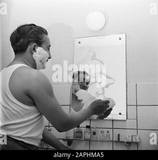 Reportage Eppo Doeve Beschreibung: Der Künstler Eppo Doeve schwärmt sich im Badezimmer seines Hauses und zieht mit Schaum auf dem Spiegel Datum: August 1954 Ort: Amsterdam, Noord-Holland Schlüsselwörter: Badezimmer, Seifen, Rasieren, Spiegel persönlicher Name: Doeve, Eppo Stockfoto