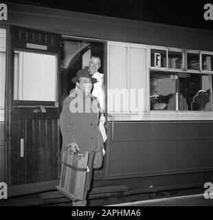 Reportage Eppo Doeve Beschreibung: Der Künstler Eppo Doeve verlässt am Bahnhof Liverpool Street den Bootszug Datum: Juli 1954 Ort: England, Großbritannien, London Schlagwörter: Männer, Züge Personenname: Doeve, Eppo Stockfoto