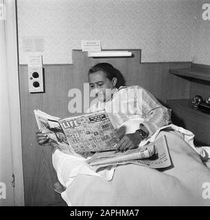 Reportage Eppo Doeve Beschreibung: Der Künstler Eppo Doeve liest Zeitungen im Bett des Green Park Hotel in London Datum: Juli 1954 Ort: England, London Schlüsselwörter: Betten, Hotels, Zeitungen, persönlichen Namen lesen: Doeve, Eppo Stockfoto