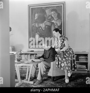 Reportage Eppo Doeve Beschreibung: The Artist Eppo Doeve with Wife Etty Doeve-Corporate in the Living room of their home Annotation: In the Background a Painting for which provide Etty posed Date: August 1954 Keywords: Interiors, Paintings, Writing, Women Personal Name: Doeve, Eppo, Doeve-Corporate, Etty Stockfoto