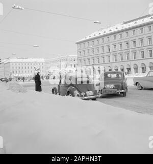 Besuch in München Beschreibung: Die LudwigstraÃe im Schnee Datum: 1. Dezember 1958 Standort: Bayern, Deutschland, München, Westdeutschland Schlagwörter: Polizisten, Schnee, Stadtbilder, Stadtverkehr, Winter Stockfoto