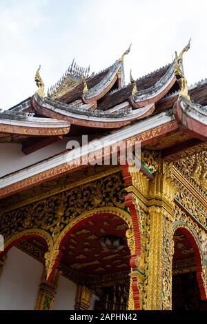 Außenansicht des Haw Pha Bang Sanctuary auf dem Gelände des Königlichen Palastes, Luang Prabang, Laos. Stockfoto