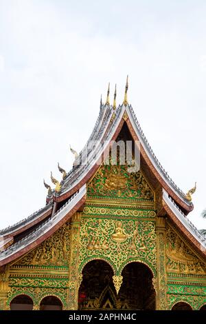 Außenansicht des Haw Pha Bang Sanctuary auf dem Gelände des Königlichen Palastes, Luang Prabang, Laos. Stockfoto