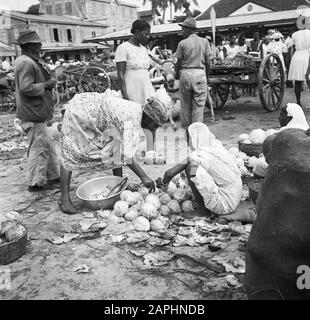 Reisen nach Suriname und die niederländischen Antillen Beschreibung: Der Markt in Paramaribo Datum: 1947 Ort: Paramaribo, Suriname Schlüsselwörter: Märkte, Frauen Stockfoto