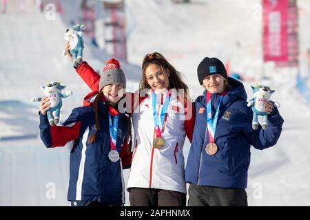 Kirsty Muir von Team GB SILBER mit Eileen Gu Oiling, China (GOLD) und Jennie-Lee Burmansson, Schweden (BRONZE) bei der Verleihung der Medaille von Lausanne 2020. Stockfoto