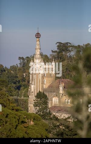 Luso / Aveiro / Portugal - 03 09 2019 : Blick auf den Bussaco-Palast, neogotisches Denkmal, mit Wald, Gärten und blauem Himmel, in Portugal Stockfoto