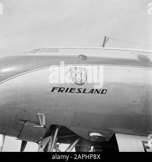 Unternehmensstil und Embleme KLM Beschreibung: Der Name Schriftzug des viermotorigen KLM Lockheed Constellation Passagierflugzeugs "Friesland" Registrierungsnummer PH-LDS auf dem Flughafen Schiphol Datum: August 1951 Standort: Noord-Holland, Schiphol Schlüsselwörter: Embleme, Logos, Flugzeuge Personenname: Friesland Stockfoto