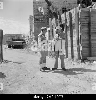 Israel 1948-1949 Beschreibung: Der niederländische Generalkonsul dr. J.A. Nederbragt spricht mit einem Grenzschutz am Grenzübergang zwischen dem arabischen und dem israelischen Teil von Jerusalem am Mandelbaumpoort, der Für den diplomatischen und UN-Verkehr bestimmt ist Datum: 1948 Ort: Israel, Jerusalem, Mandelbaum, Niederlande Schlüsselwörter: Kontrollen, Grenzschutz, Grenzuniformen, Zäune, Stadttore, Schusswaffen Personenname: Nederbragt, Dr. J.A. Stockfoto