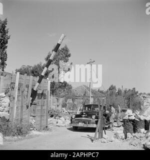 Israel 1948-1949 Beschreibung: Der niederländische Generalkonsul dr. J.A. Nederbragt passiert in seinem Auto die Grenze zwischen dem arabischen und dem israelischen Teil von Jerusalem am Mandelbaumpoort Datum: 1948 Ort: Israel, Jerusalem, Mandelbaum, Niederlande Schlagwörter: Autos, Bäume, Diplomaten, Grenzschutz, Grenzübergänge, Uniformen Personenname: Nederbragt, dr. J.A. Stockfoto