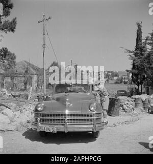 Israel 1948-1949 Beschreibung: Der niederländische Generalkonsul Dr.J.A. Nederbragt überschreitet die Grenze zwischen dem arabischen und dem israelischen Teil von Jerusalem am Mandelbaumpoort Datum: 1948 Ort: Israel, Jerusalem, Mandelbaum, Niederlande Schlagwörter: Autos, Diplomaten, Grenzschutz, Grenzübergänge, Uniformen Personenname: Nederbragt, dr. J.A. Stockfoto