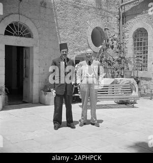 Israel 1948-1949 Beschreibung: Der niederländische Generalkonsul in Israel dr. J.A. Nederbragt zusammen mit Abdullh Bey el Tell Date: 1948 Ort: Israel Schlüsselwörter: Architektur, Türen, Diplomaten, Gebäude, Porträts, Fenster Personenname: Abdullh Bey el Tell, Nederbragt, dr. J.A. Stockfoto