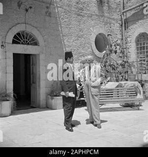 Israel 1948-1949 Beschreibung: Der niederländische Generalkonsul in Israel dr. J.A. Eingefügt in das Gespräch mit Abdullah Bey el Tell Datum: 1948 Ort: Israel Schlüsselwörter: Architektur, Türen, Diplomaten, Gebäude, Porträts, Fenster Personenname: Abdullh Bey el Tell, Nederbragt, Dr. J.A. Stockfoto