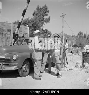 Israel 1948-1949 Beschreibung: Der niederländische Generalkonsul dr. J.A. Nederbragt spricht mit Grenzschutzbeamten an der Grenze zwischen dem arabischen und dem israelischen Teil Jerusalems am Mandelbaumpoort Datum: 1948 Ort: Israel, Jerusalem, Mandelbaum, Niederlande Schlagwörter: Autos, Grenzschutz, Grenzübergänge, Uniformen, Schusswaffen Personenname: Nederbragt, dr. J.A. Stockfoto