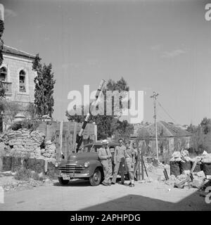 Israel 1948-1949 Beschreibung: Der niederländische Generalkonsul dr. J.A. Nederbragt im Gespräch mit Grenzbeamten an der Grenze zwischen dem arabischen und dem israelischen Teil von Jerzualem am Mandelbaumpoort Datum: 1948 Ort: Israel, Jerusalem, Mandelbaum, Niederlande Schlagwörter: Autos, Bäume, Diplomaten, Grenzschutz, Grenzübergänge, Uniformen Personenname: Nederbragt, dr. J.A. Stockfoto