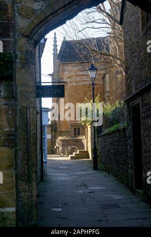 In der Nähe von Sherbourne, einer kleinen Marktstadt in West Dorset UK. Der Alleway vorbei am Museum zur Abtei Stockfoto