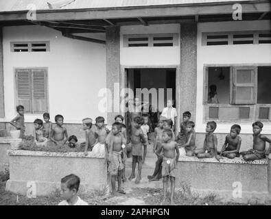 Red Cross Activity [Semarang] Beschreibung: Die niederländischen Beiträge entlang der Status Quolines sind oft Schauplatz bewegter Szenen. Die bewegendsten Momente sind diejenigen, in denen Menschen aus den Status-Quolinen in die Niederlande kommen, um Schutz zu finden und Hilfe zu suchen. Welche Feder kann ihr Leiden beschreiben? Vernachlässigt und vergessen sind diese Kinder, deren Leben lange Zeit nur aus dem Kampf um Essen bestand. Datum: 20.Oktober 1948 Ort: Indonesien, Niederländische Ostindien, Sumatra Stockfoto