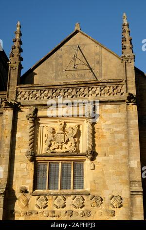 In der Nähe von Sherbourne, einer kleinen Marktstadt in West Dorset UK, befindet sich das Sun Dial auf der Seite der Abbey. Stockfoto