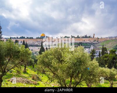 Wände der Altstadt von Jerusalem und der Felsendom Stockfoto