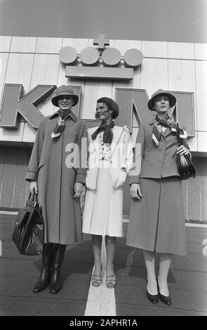 Präsentation der neuen Uniformen von Boden- und Luftpersonal der KLM, entworfen vom französischen Modehaus Nina Ricci Beschreibung: Die neuen KLM-Uniformen für Boden- und Luftpersonal, die vom französischen Modehaus Nina Ricci entworfen wurden, werden von französischen Mannequins vorgestellt Datum: 10. September 1981 Schlüsselwörter: Fotomodelle, Fluggesellschaften, Modehäuser, Uniformen Stockfoto