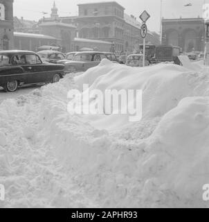 Besuch in München Beschreibung: Der Odeonsplatz im Schnee mit im Hintergrund das Tor zum Hofgarten Datum: 1. Dezember 1958 Standort: Bayern, Deutschland, München, Westdeutschland Schlagwörter: Parks, Schnee, Stadtbilder, Stadtverkehr, Winter Stockfoto