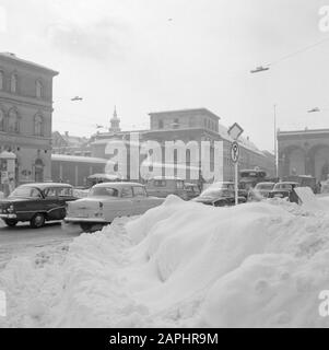 Besuch in München Beschreibung: Der Odeonsplatz im Schnee mit im Hintergrund das Tor zum Hofgarten Datum: 1. Dezember 1958 Standort: Bayern, Deutschland, München, Westdeutschland Schlagwörter: Parks, Schnee, Stadtbilder, Stadtverkehr, Winter Stockfoto