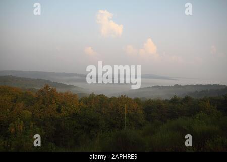 Landschaft im Nebel. Haus in den Bergen. Die alte gruselige Haus auf dem Land nirgendwo. Holz- Haus in der Mitte der kargen Land. Sce Stockfoto