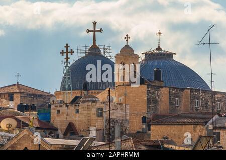 Nahaufnahme der Kuppeln der Grabeskirche in Jerusalem Stockfoto