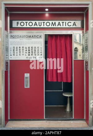 Florenz, Italien - 2020, 19. Januar: Alter Automat für Fotostände in einer Straße der Stadt. In wenigen Minuten wird ein Passfoto zur Verfügung gestellt. Stockfoto