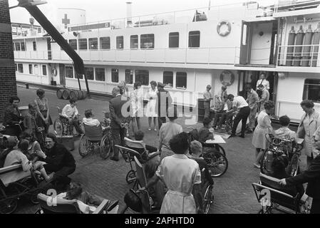 Das Rotkreuz-Schiff J. Henry Dunant macht eine Reise von einer Woche mit 42 Jugendlichen Patienten, hauptsächlich mit Atem- und Herzproblemen Beschreibung: Die Patienten Bord Datum: 14. Juli 1969 Schlüsselwörter: Patienten , Schiffe Stockfoto
